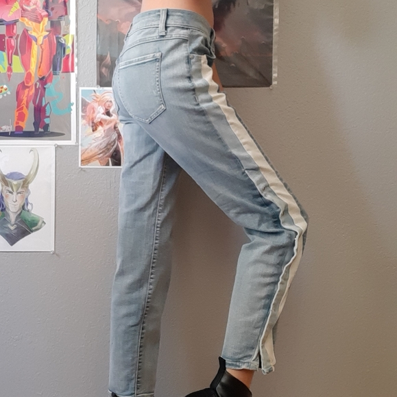 Midrise blue and white snap jeans lightwash jeans - Picture 3 of 6